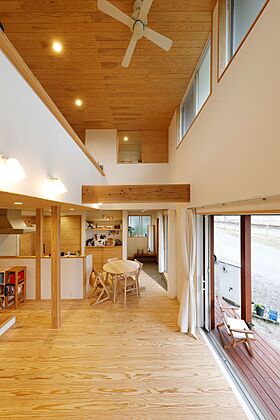 おばま工務店の施工事例「四季を感じながら自由に暮らす 穏やかでのびやかなオープンハウス」の画像1