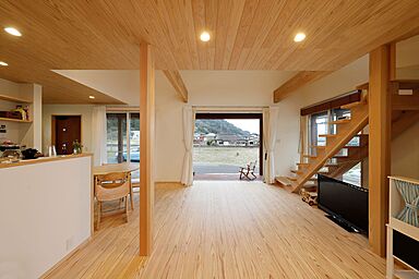 おばま工務店の施工事例「四季を感じながら自由に暮らす 穏やかでのびやかなオープンハウス」の画像2