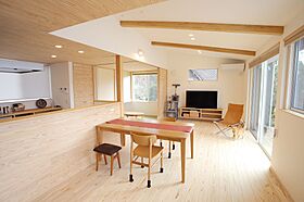 おばま工務店の施工事例「上質な自然素材とこだわりの空間づくりで ペットも人も心地良いデザイン住宅」の画像1