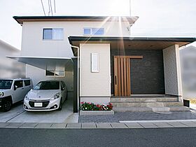 タカシンホームの施工事例「敷地50坪超!子どもたちと遊べる庭とデッキのある住まい/広島県 F様邸」のメイン画像