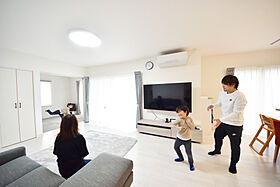 タカシンホームの施工事例「家族で遊び!楽しむ!デッキ&庭のある住まい!/広島県 H様邸」の画像2