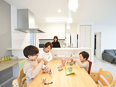 タカシンホームの施工事例「家族で遊び!楽しむ!デッキ&庭のある住まい!/広島県 H様邸」の画像3