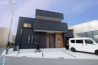 タカシンホームの施工事例「白×黒×グレーで統一した雰囲気重視の家/広島県 O様邸」の画像1