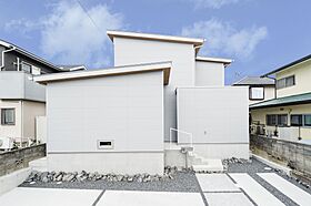河窪建設株式会社の施工事例「中庭からの風と光が心地よいカーテンのいらない暮らし」の画像1
