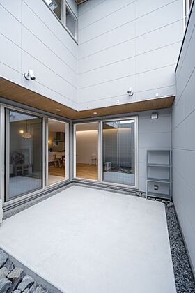 河窪建設株式会社の施工事例「中庭からの風と光が心地よいカーテンのいらない暮らし」の画像3