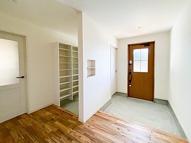株式会社 昭栄建設の施工事例「広いカバードポーチの家」の画像2