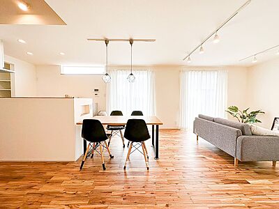 シンプルモダンスタイルのリビング 株式会社 昭栄建設の事例画像