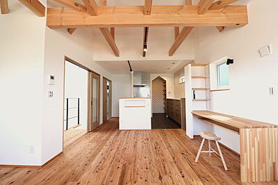 木の家スタイルのリビング 【健康住宅そよかぜの家】株式会社ブリーズ・カンパニーの事例画像