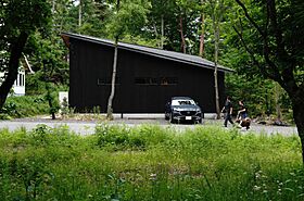 トモノ建築設計事務所 【佐久穂スタジオ】の施工事例「Leaf.森と対話する焼杉の家【平屋/移住/2拠点生活/別荘】」の画像1