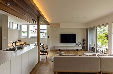 トモノ建築設計事務所 【佐久穂スタジオ】の施工事例「【ALBION】ウチとソトが繋がる大開口LDKの家」の画像3