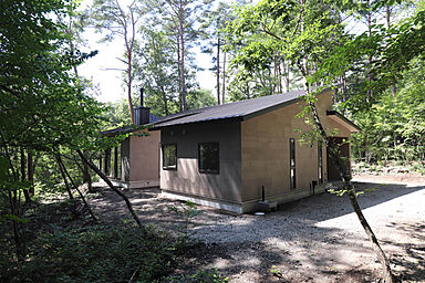 トモノ建築設計事務所 【佐久穂スタジオ】の施工事例「森と空に包まれる家【平屋/移住/別荘】」の画像