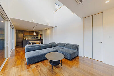 シンプルモダンスタイルのリビング トモノ建築設計事務所 【佐久穂スタジオ】の事例画像