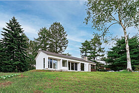 トモノ建築設計事務所 【佐久穂スタジオ】の施工事例「緑の丘の上に建つ 眺望豊かなフラットハウス」のメイン画像