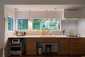 トモノ建築設計事務所 【佐久穂スタジオ】の施工事例「緑の丘の上に建つ 眺望豊かなフラットハウス」の画像2