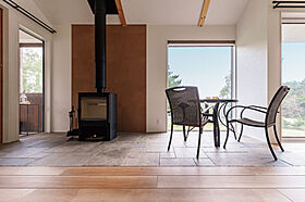 トモノ建築設計事務所 【佐久穂スタジオ】の施工事例「緑の丘の上に建つ 眺望豊かなフラットハウス」の画像3