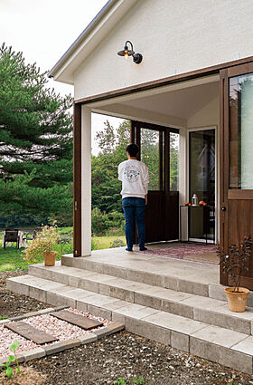 トモノ建築設計事務所 【佐久穂スタジオ】の施工事例「緑の丘の上に建つ 眺望豊かなフラットハウス」の画像4