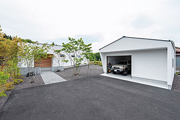 トモノ建築設計事務所 【佐久穂スタジオ】の施工事例「季節の移ろいを感じる理想の空間 どこにいても桜が目に映る家」の画像