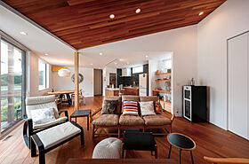 トモノ建築設計事務所 【佐久穂スタジオ】の施工事例「季節の移ろいを感じる理想の空間 どこにいても桜が目に映る家」の画像1