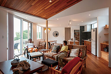 トモノ建築設計事務所 【佐久穂スタジオ】の施工事例「季節の移ろいを感じる理想の空間 どこにいても桜が目に映る家」の画像2