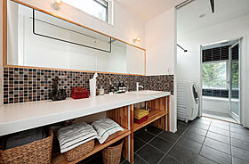 トモノ建築設計事務所 【佐久穂スタジオ】の施工事例「季節の移ろいを感じる理想の空間 どこにいても桜が目に映る家」の画像7