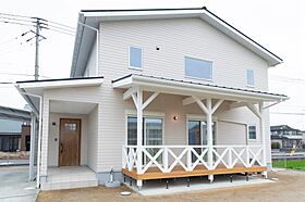 ハピネスホーム(株)坂井建設の施工事例「〈杵島郡江北町注文住宅:M様:エコママ>自然素材で造りあげた西海岸風の家〉」の画像1