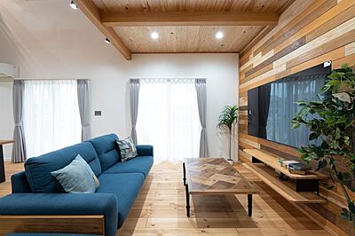 木の家スタイルのリビング ハピネスホーム(株)坂井建設の事例画像