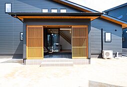 ハピネスホーム(株)坂井建設の施工事例「<佐賀市注文住宅:木の香:G様>木格子×インナーテラス3WAY動線の半平屋」の画像