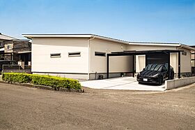 アースハウジング 株式会社 一級建築士事務所 ゼロキューブ愛媛松山の施工事例「【平屋|インナーガレージ】趣味を楽しむガレージと灯りが心地よいモダンな邸宅」の画像1