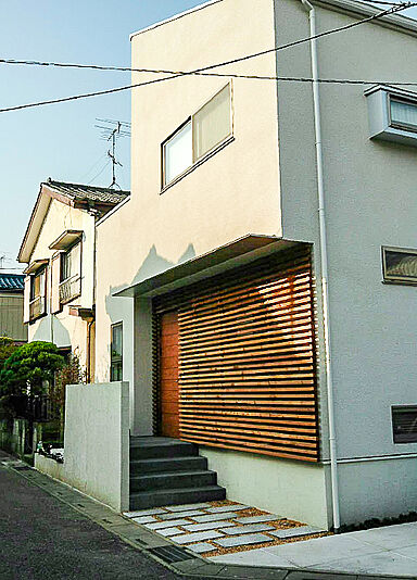 HOME CRAFTの施工事例「陰影を楽しむ北東角地の家」の画像1