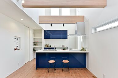 wonder HAUS 川越ハウジングギャラリー店の施工事例「ブルーが映える大型吹き抜けで家族の心も空間もつなぐ」の画像