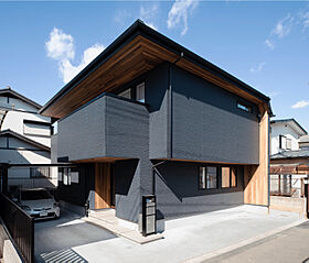 wonder HAUS 川越ハウジングギャラリー店の施工事例「2階リビングで暮らす、無垢レッドシダーのお家」のメイン画像