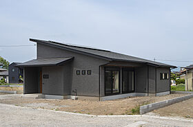 wonder HAUS 川越ハウジングギャラリー店の施工事例「暮らしが楽しくなる勾配天井の平屋」のメイン画像