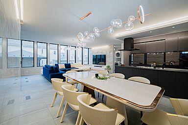 wonder HAUS 川越ホームスミスショウ店の施工事例「約40帖のLDKがあるホテルライクな2世帯住宅」の画像1