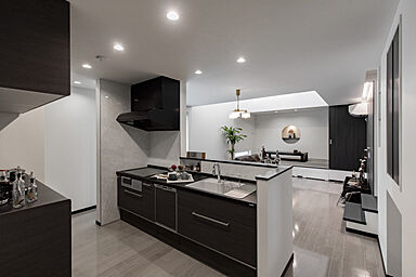 IZUMI MUKU-NO-IEの施工事例「玄関⇒キッチン・水回りまで5秒でいける家」の画像3