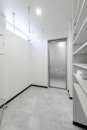 IZUMI MUKU-NO-IEの施工事例「玄関⇒キッチン・水回りまで5秒でいける家」の画像8