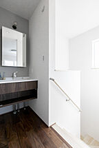 木の家スタイルの洗面所 IZUMI MUKU-NO-IEの事例画像