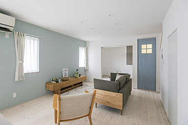 IZUMI MUKU-NO-IEの施工事例「こだわりのリビングドアがある家」の画像1