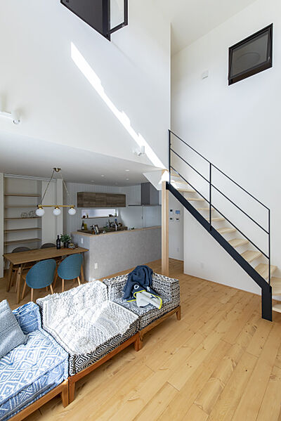 シンプルモダンスタイルのリビング IZUMI MUKU-NO-IEの事例画像