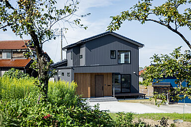 IZUMI MUKU-NO-IEの施工事例「大きな吹抜けとスキップフロアで開放感抜群な家」の画像