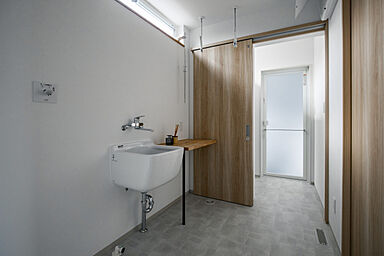 IZUMI MUKU-NO-IEの施工事例「大きな吹抜けとスキップフロアで開放感抜群な家」の画像5