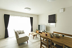 【アキュラホーム 神戸展示場】@神戸市東灘区本庄町3の商船大学線通り沿い 何世代も住み継ぐ空間の施工事例「収納たっぷり心地よく住まう家【ベビーカーもしまえる土間収納!】」の画像