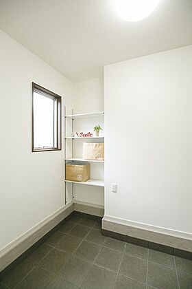 サンエルホームの施工事例「収納たっぷり心地よく住まう家【ベビーカーもしまえる土間収納!】」の画像1