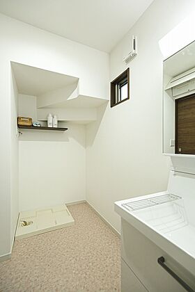 サンエルホームの施工事例「収納たっぷり心地よく住まう家【ベビーカーもしまえる土間収納!】」の画像2