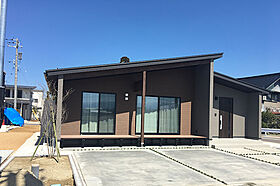 いろはいえ三重の家づくりの施工事例「勾配天井でLDKに光が広がる開放感のある平屋」の画像1