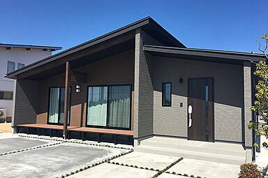 いろはいえ三重の家づくりの施工事例「勾配天井でLDKに光が広がる開放感のある平屋」の画像2