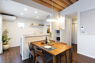 いろはいえ三重の家づくりの施工事例「勾配天井でLDKに光が広がる開放感のある平屋」の画像6