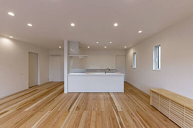 いろはいえ三重の家づくりの施工事例「床暖房を取り入れたかわいい外観が印象的な平屋。家族の団らんが楽しい暮らし。」の画像1