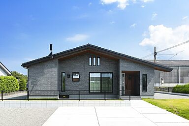 NEOデザインホームの施工事例「さんかく屋根の大きな吹き抜けがある平屋」の画像