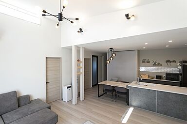 NEOデザインホームの施工事例「キッズスペース+スキップフロアで子供の成長を育む平屋」の画像1