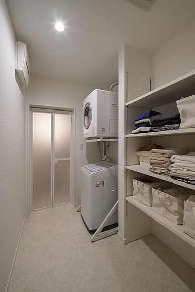 NEOデザインホームの施工事例「吹き抜けリビングと中2階スキップフロアのある家」の画像9